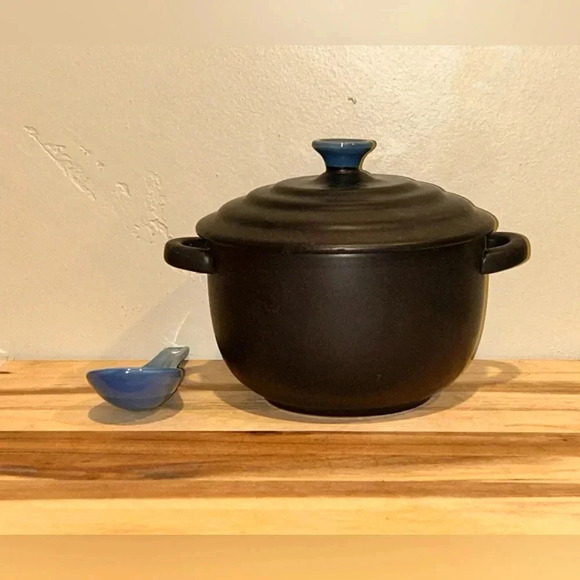 Ceramic Chili Pot with Lid and Spoon. Blue and White. Holds 24 oz. Brand New!! - Picture 7 of 9